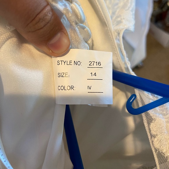 Wedding dress - Picture 3 of 6